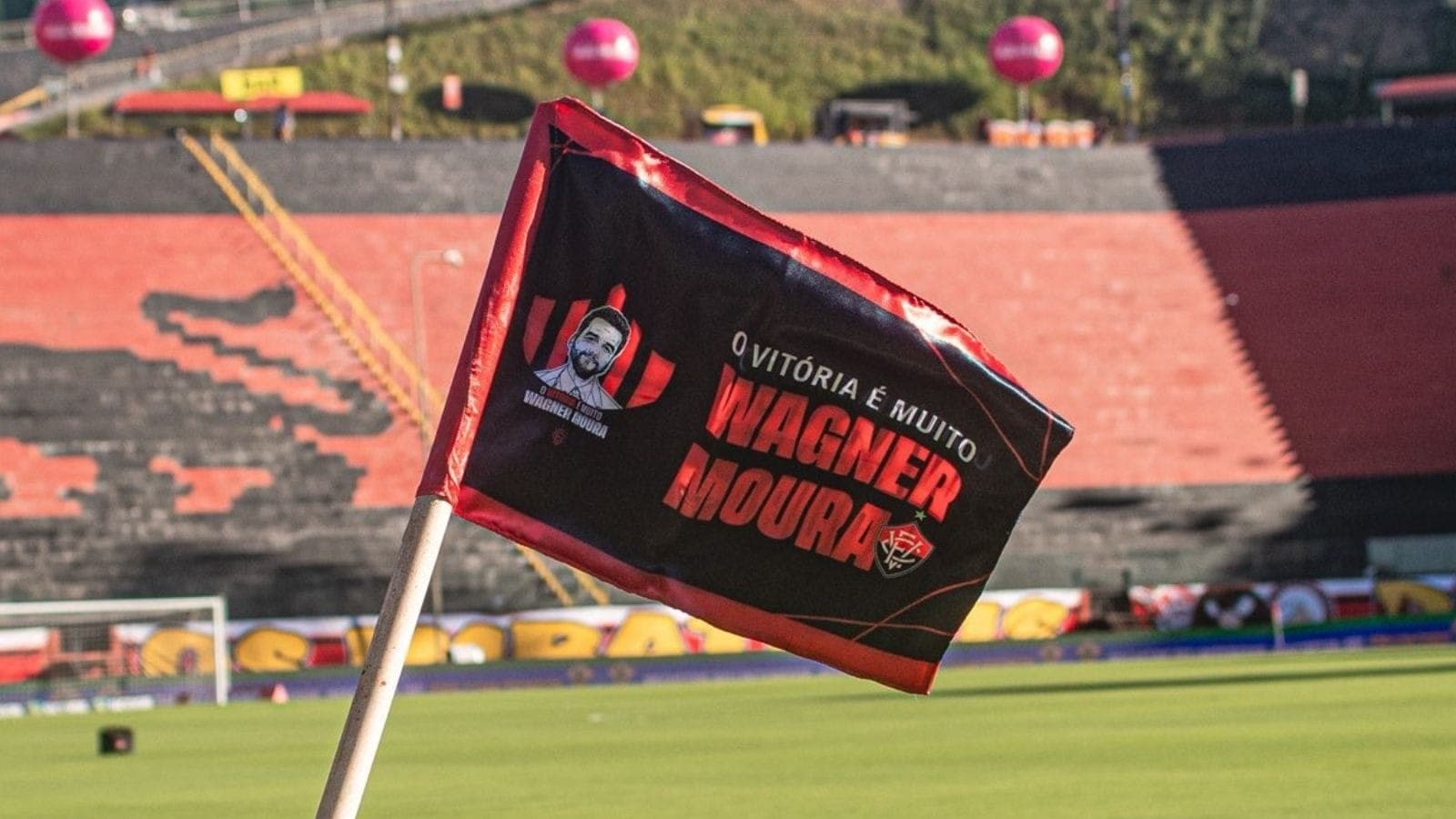 Bandeira de escanteio do Barradão com homenagem a Wagner Moura