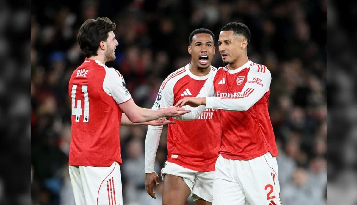 Gabriel Magalhães comemora com jogadores do Arsenal