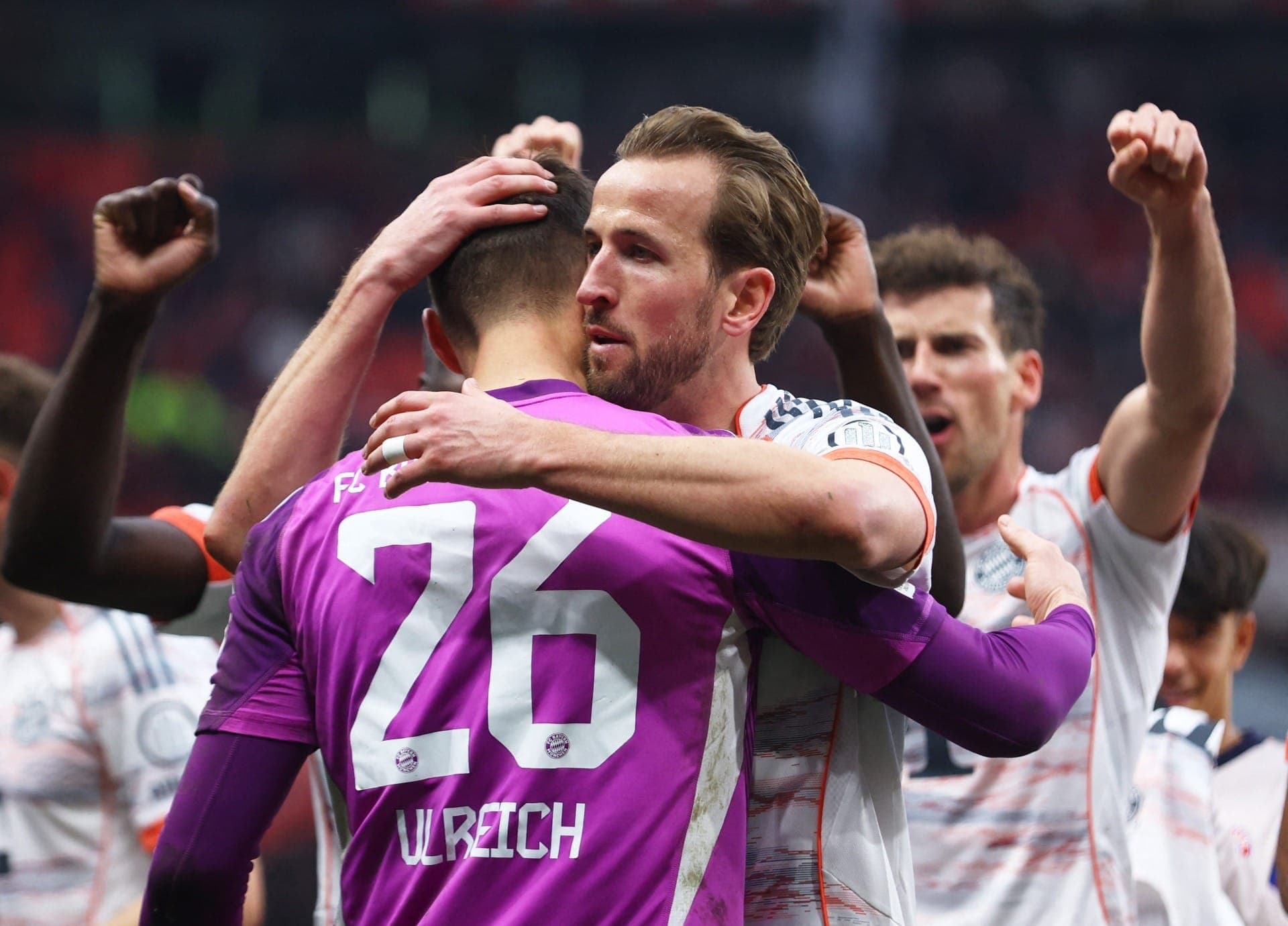 Harry Kane cumprimenta Ulreich, goleiro do Bayern