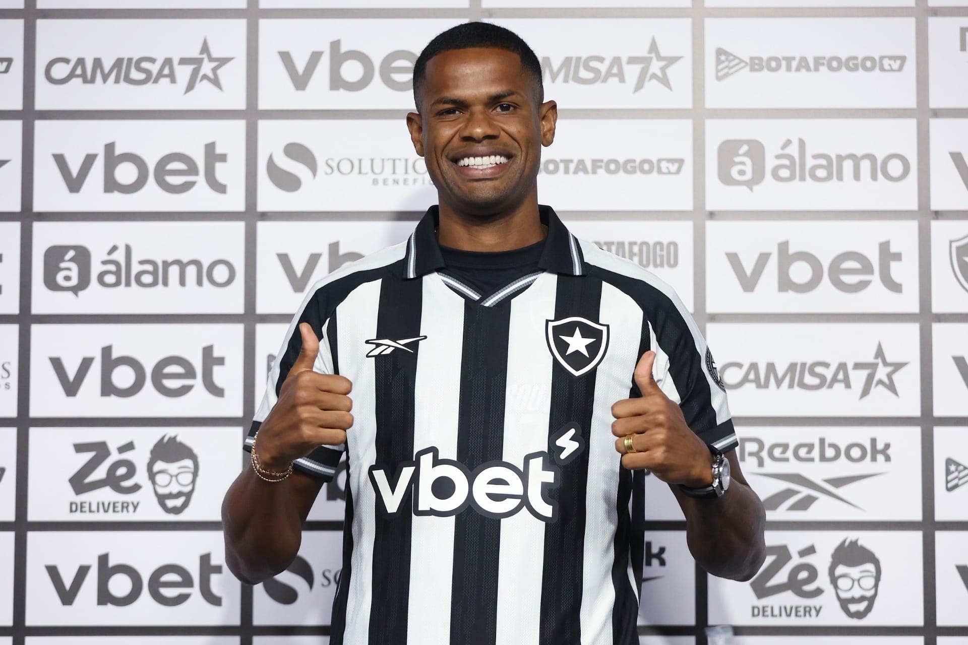 Júnior Santos será relacionado para enfrentar o Flamengo