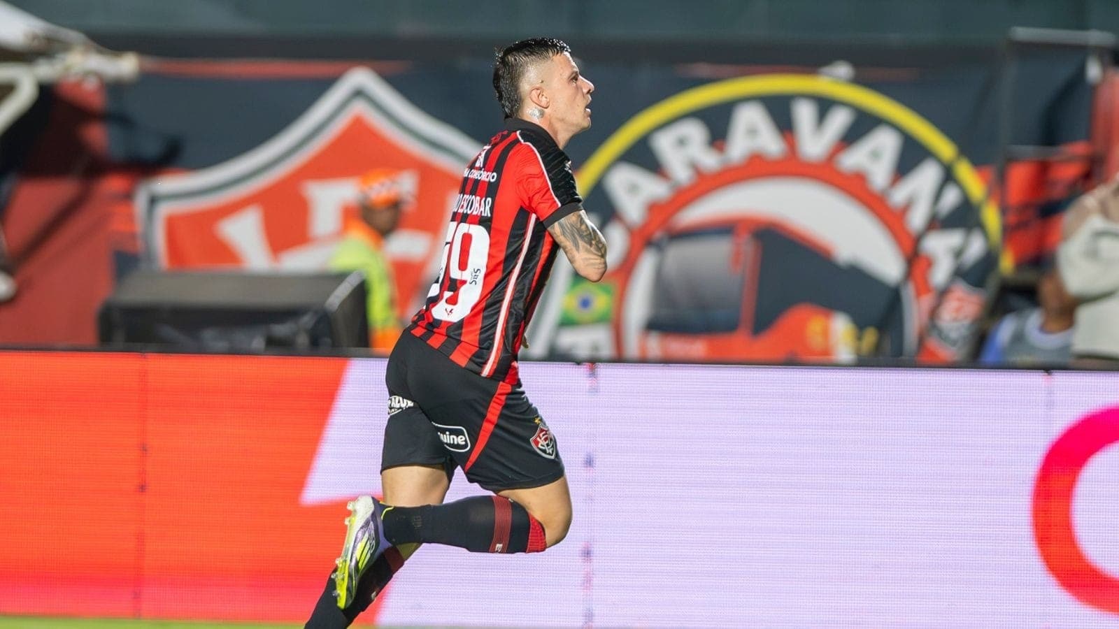 Renato Kayzer comemora gol do Vitória sobre o Atlético-MG
