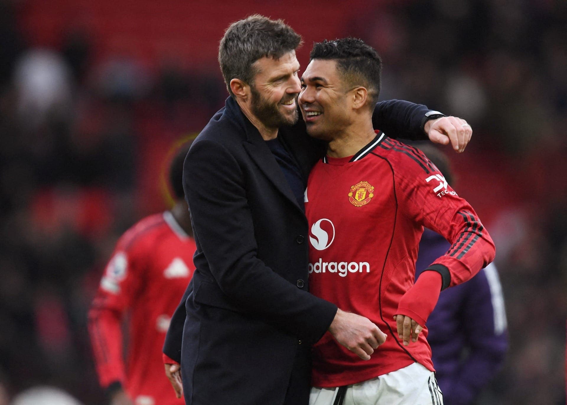 Casemiro abraça Michael Carrick, técnico do Manchester United