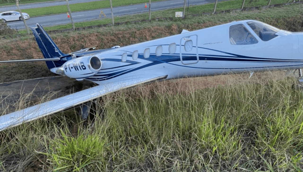 Jato sai da pista e colide contra barranco ao pousar em aeroporto de Jundiaí
