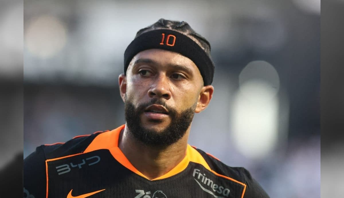 Memphis durante jogo do Corinthians contra o Santos