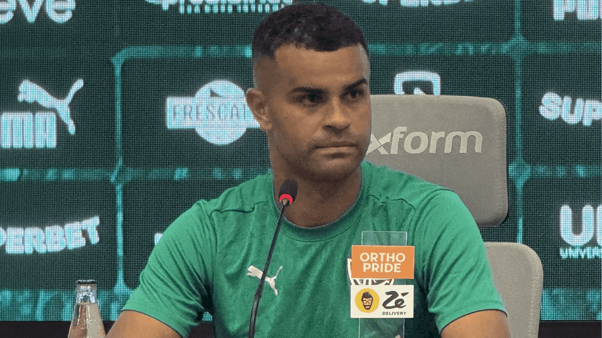 Alisson, ex-São Paulo, é apresentado pelo Fluminense