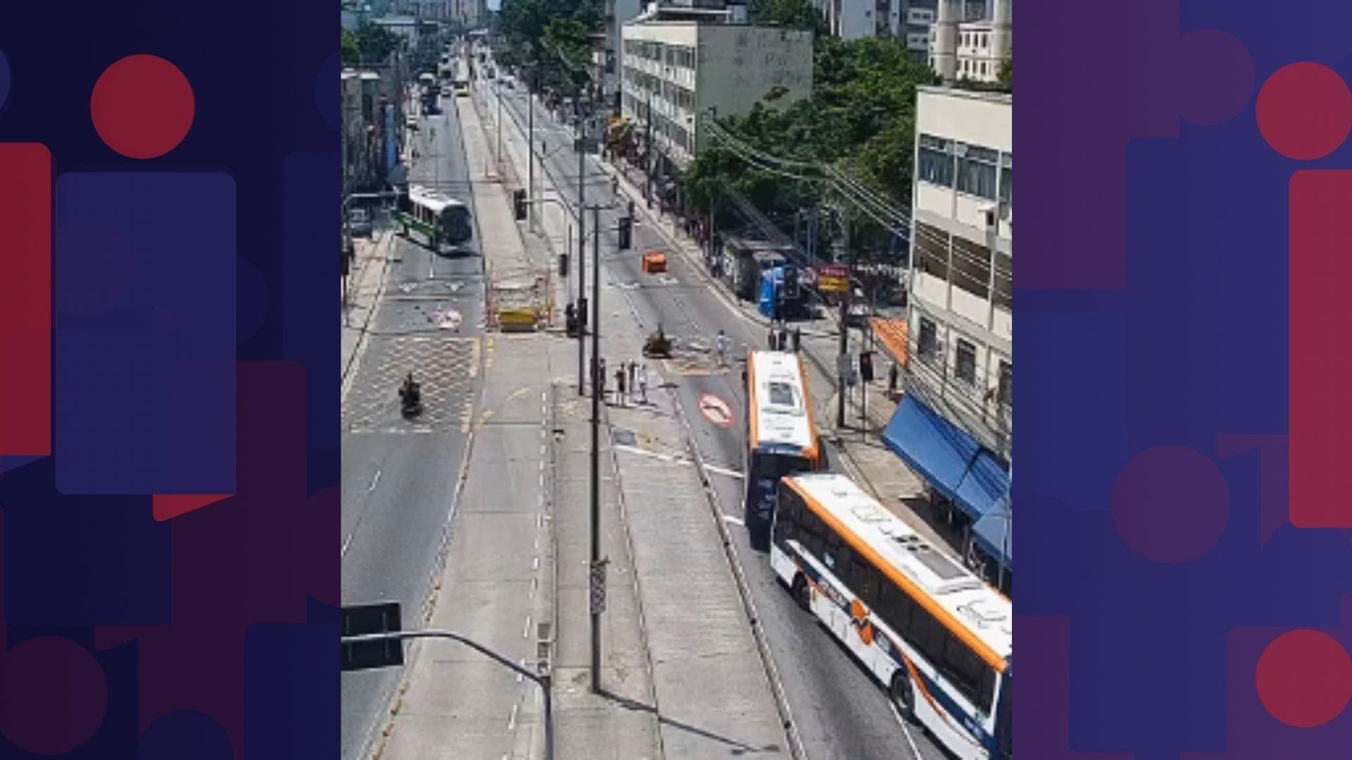 Criminosos atravessam ônibus, caminhão e colocam barricadas na Rua Cândido Benício