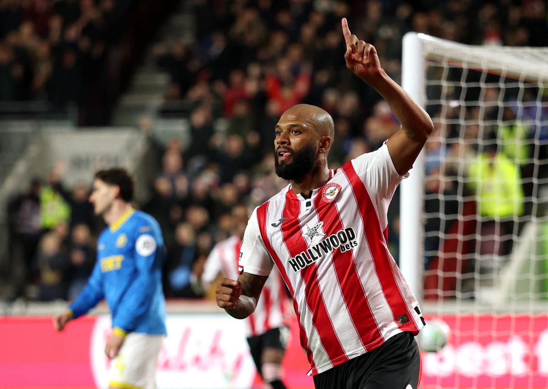Igor Thiago, do Brentford, comemora o segundo gol da equipe