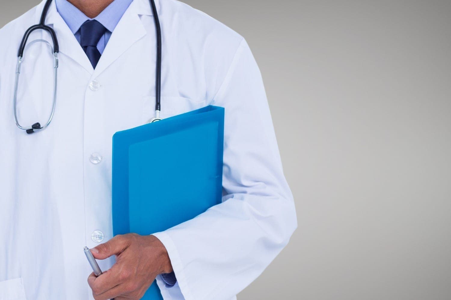 Jovens médicos brasileiros planejam validar o diploma na Europa ainda na faculdade