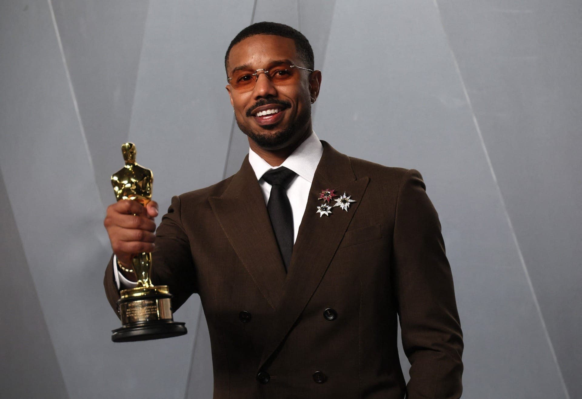 Michael B. Jordan com o prêmio do Oscar