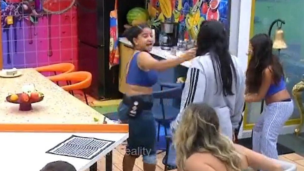 Milena jogou barata em participantes