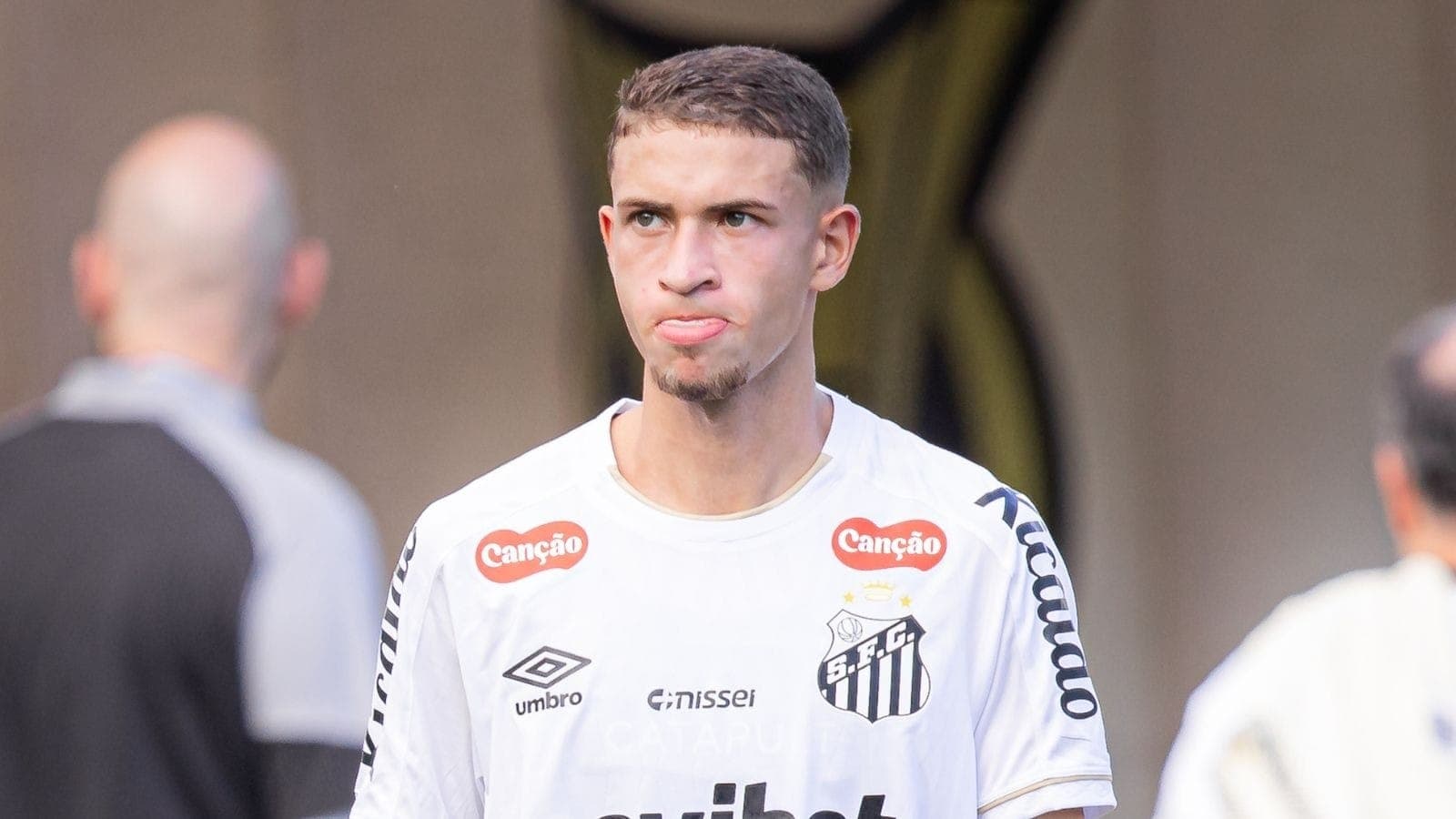 Vinicius Lira rompeu o ligamento cruzado do joelho esquerdo