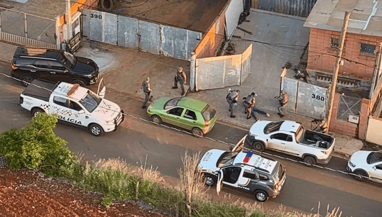 Suspeito chegou a romper bloqueios antes de ser abordado em uma área urbana de Cesário Lange