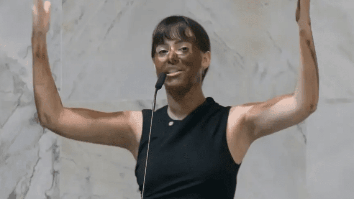 Deputada do PL faz blackface na Alesp para criticar Erika Hilton