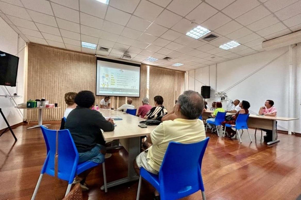 Idosos aprendem a usar celular e aplicativos no dia a dia em duas bibliotecas municipais
