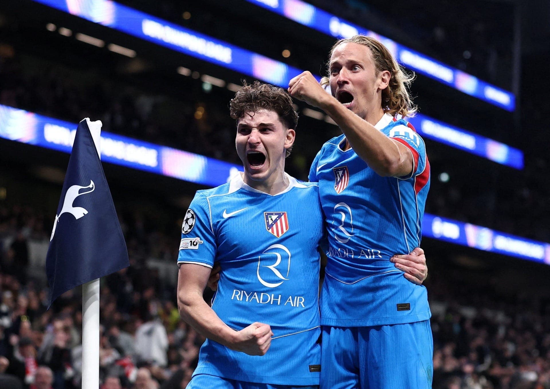 Julian Alvarez comemorando o gol com o Marcos Llorente