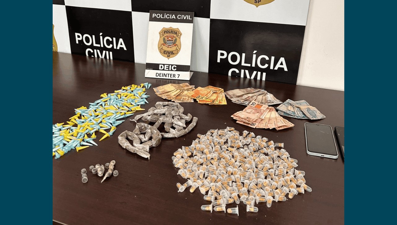 Mais de 500 porções de drogas foram apreendidas no local