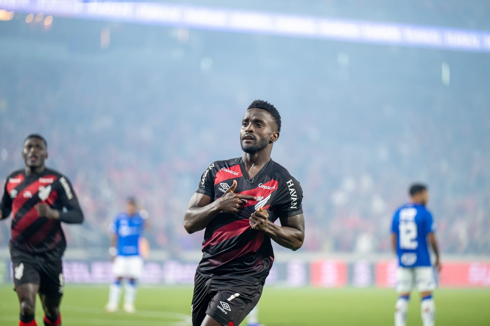 Mendoza, do Athletico Paranaense, comemora seu gol contra o Cruzeiro