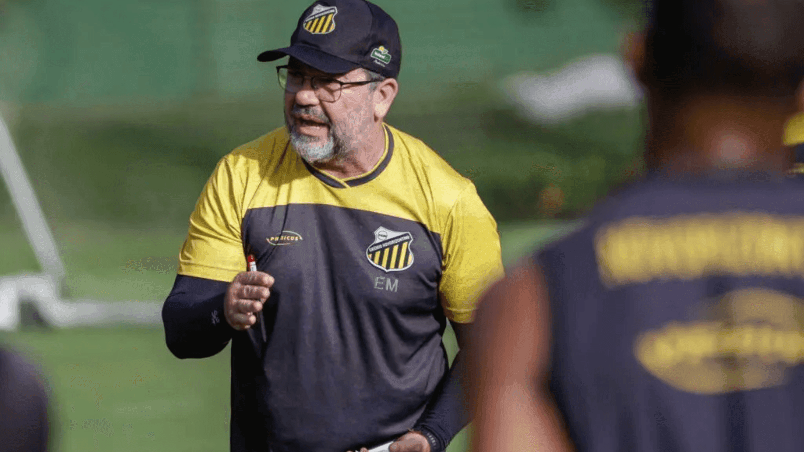 O técnico Enderson Moreira comandou o treino do Tigre