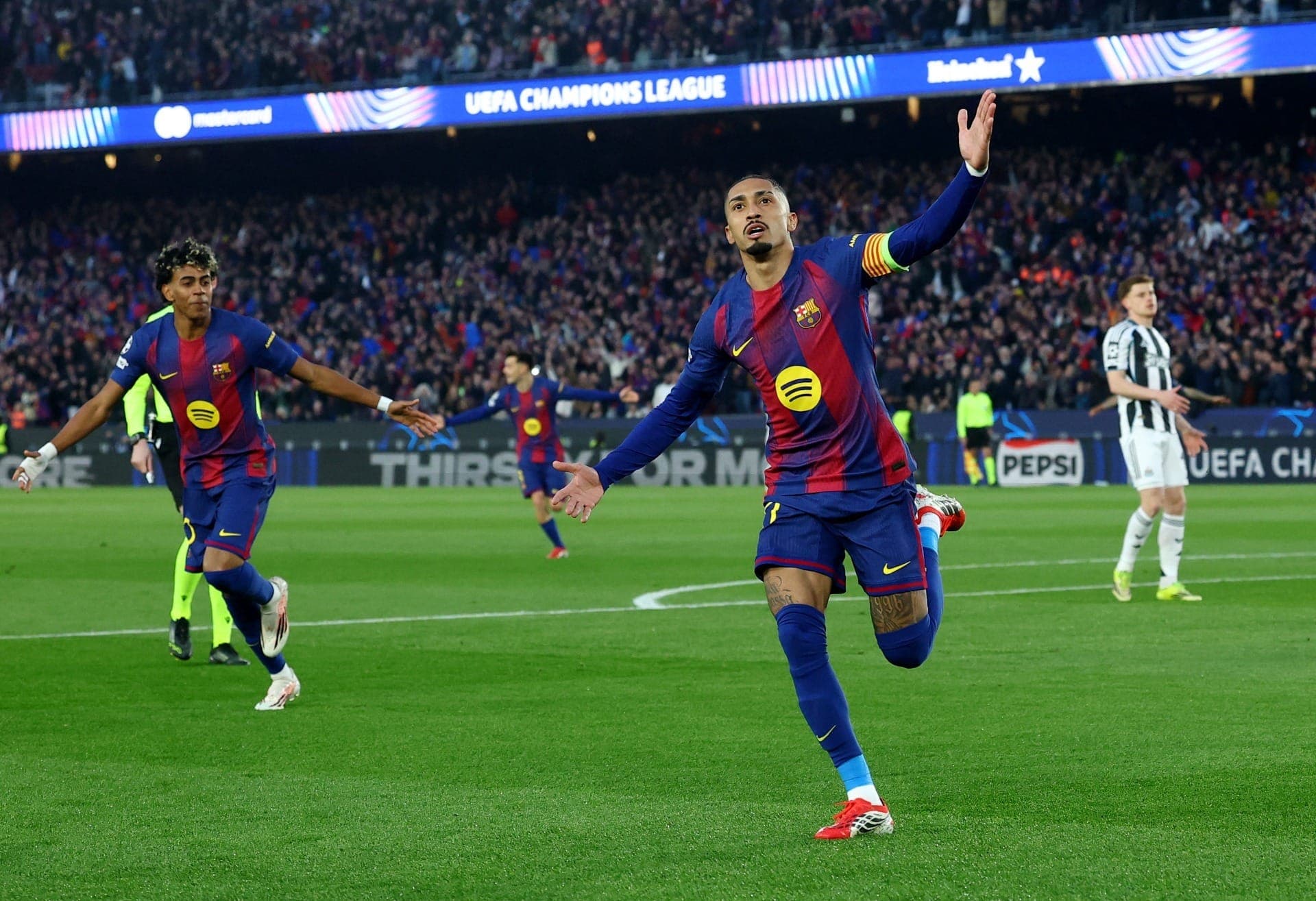 Raphinha participa de seis gols e é o grande destaque do Barcelona na Champions League desta quarta-feira (18)