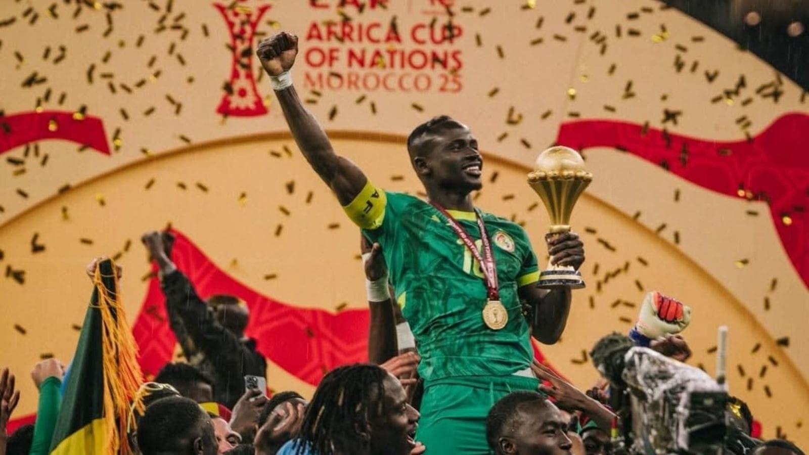 Sadio Mané com a taça da Copa Africana de Nações