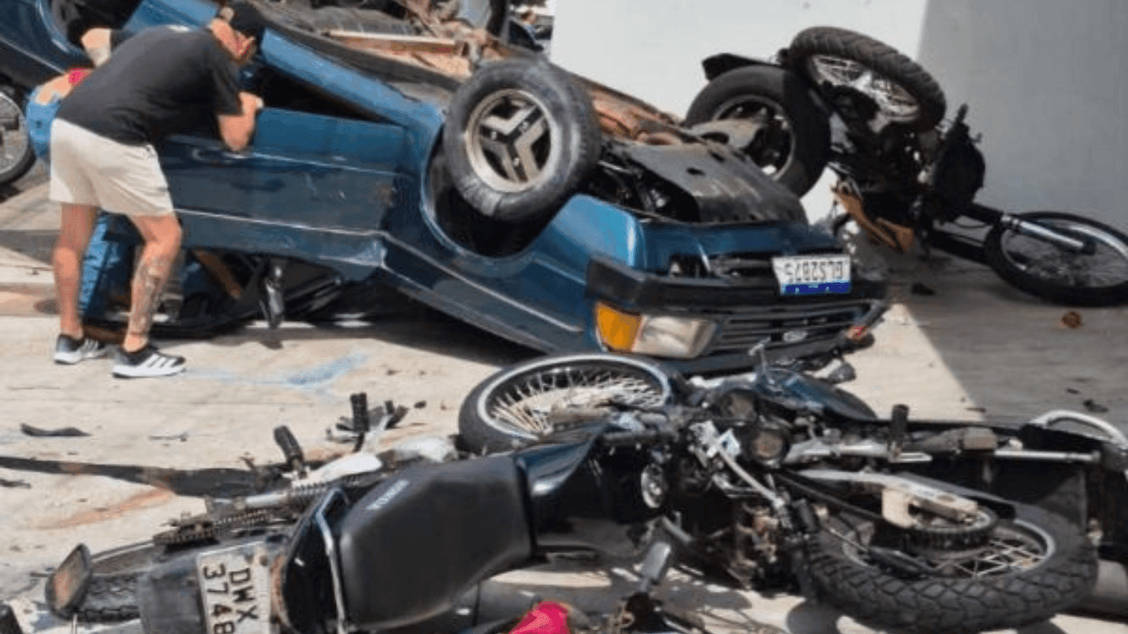 As motocicletas estavam estacionadas em frente a uma oficina