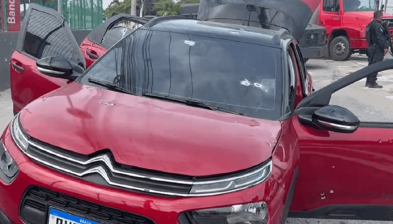 Ataque a tiros teria sido feito por milicianos e teve como alvos dois traficantes que estavam em um carro