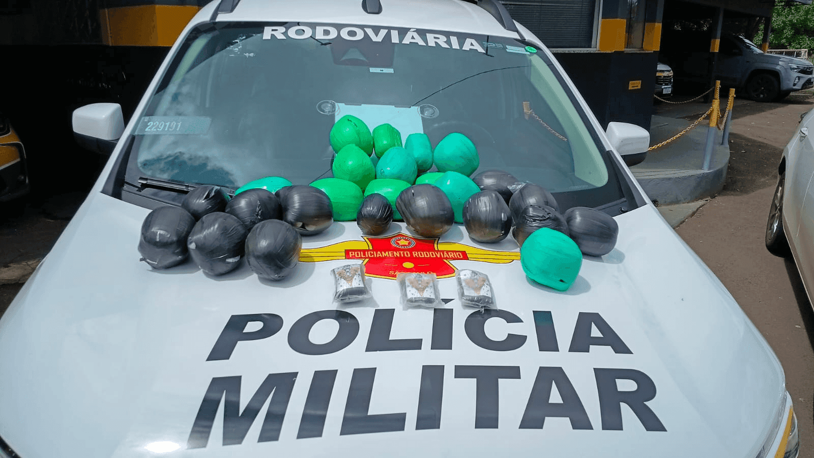 Foram apreendidos no veículo 26 invólucros da droga