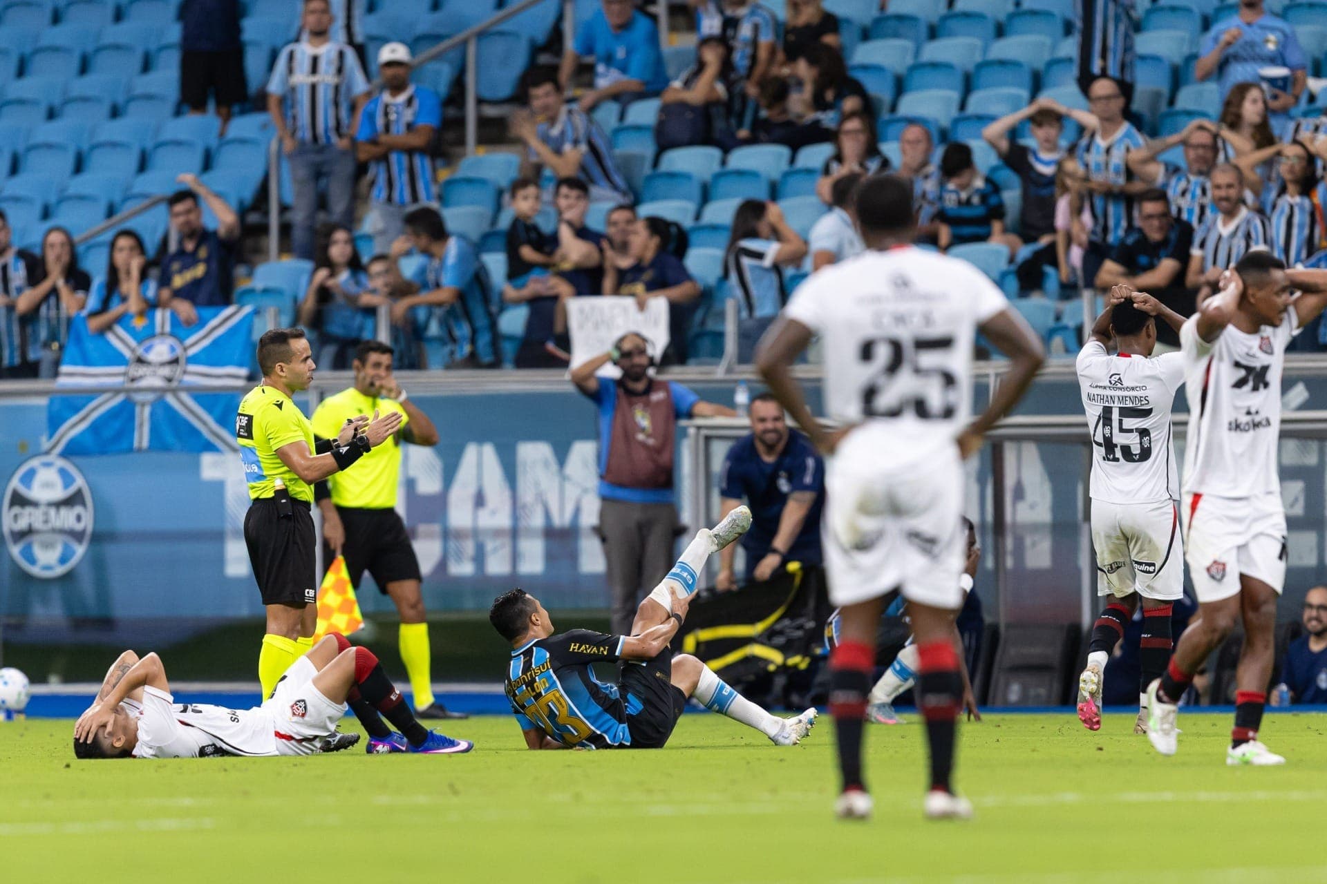 Marlon Xavier, do Grêmio, fratura a perna direita após disputar lance com Erick
