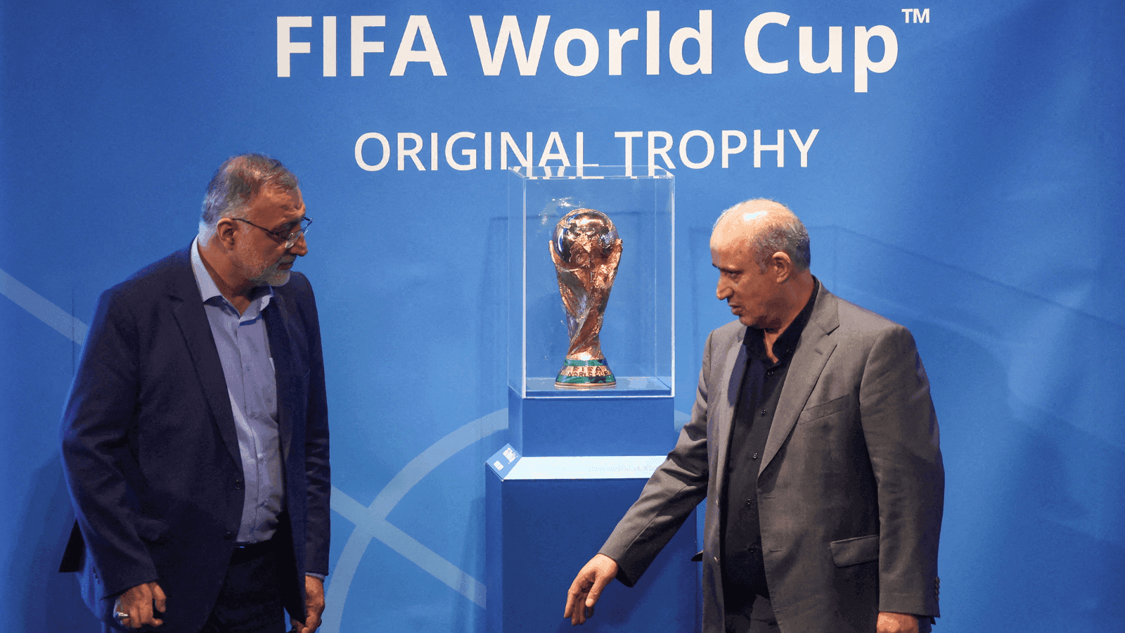 Mehdi Taj, presidente da Federação de Futebol da República Islâmica do Irã (à direita)