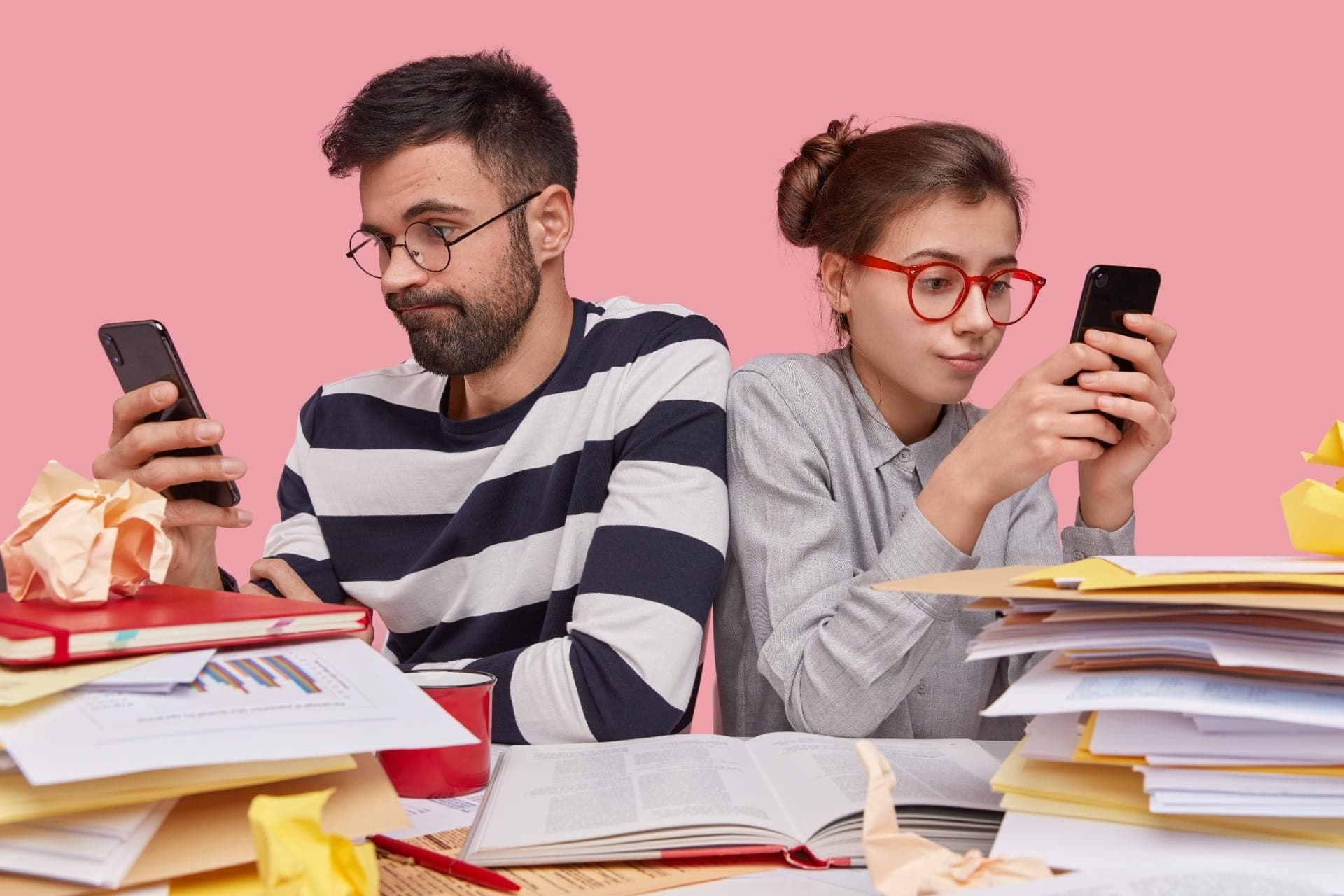 Uso intenso de redes sociais está ligado à queda no bem-estar de jovens, diz relatório global