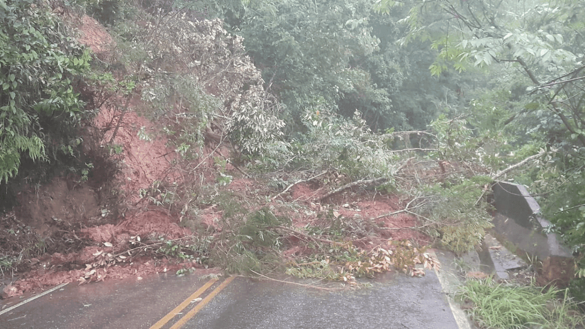Deslizamento de terra causa bloqueio de estrada em Taubaté