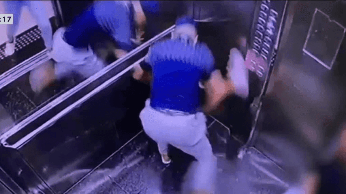 Homem agredindo ex-companheira dentro de elevador