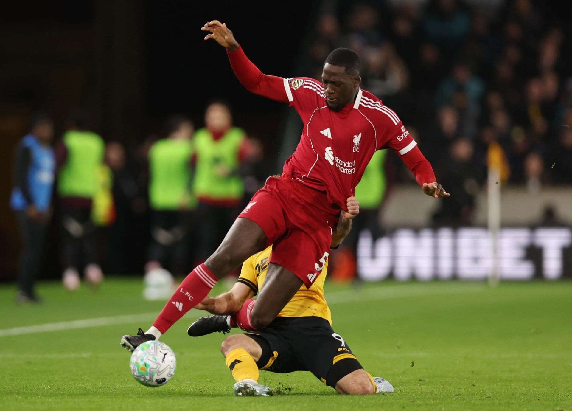 Ibrahima Konaté, do Liverpool, em ação com Adam Armstrong, do Wolverhampton Wanderers