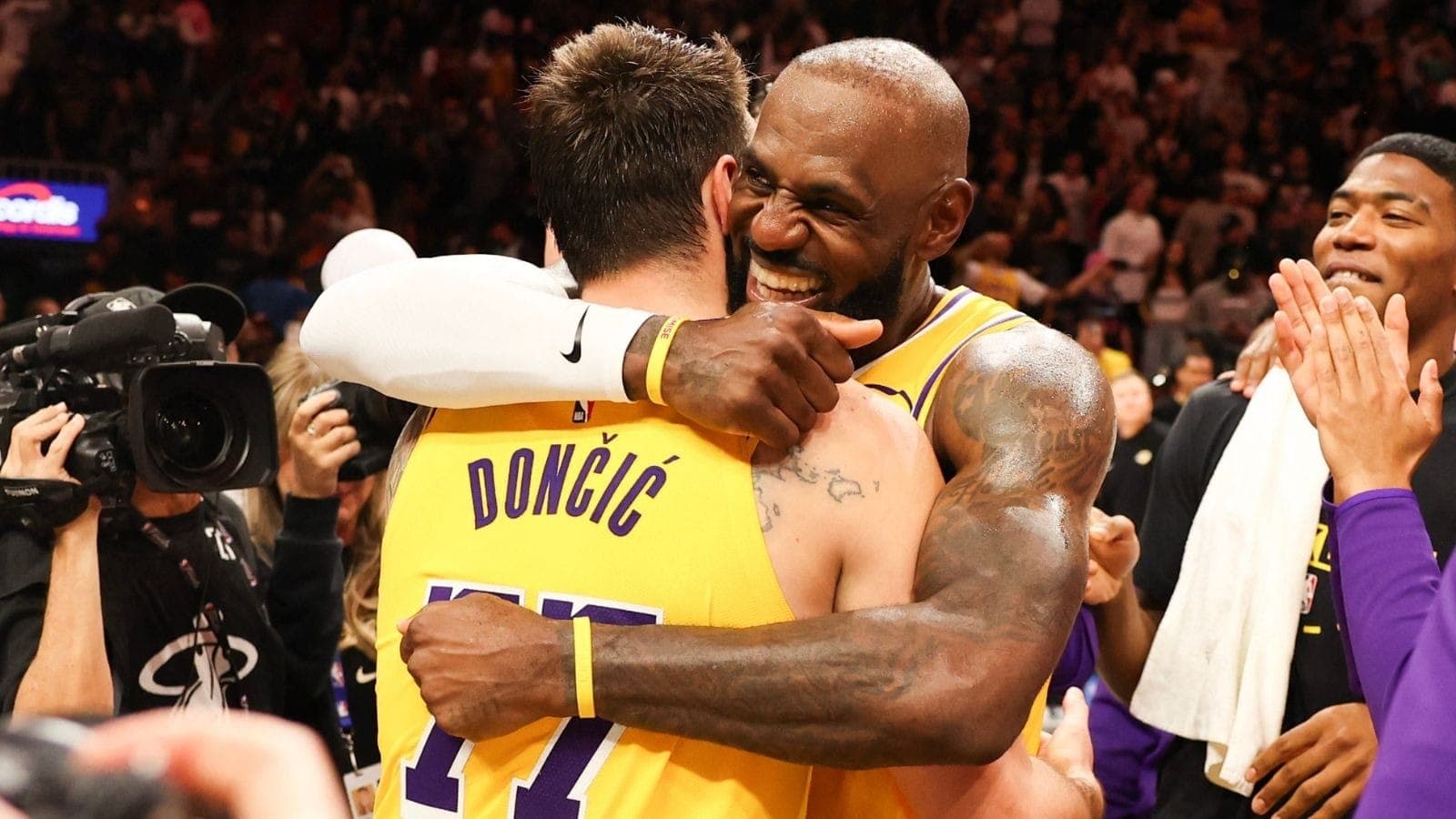 LeBron James comemora marca de Doncic pelo Lakers