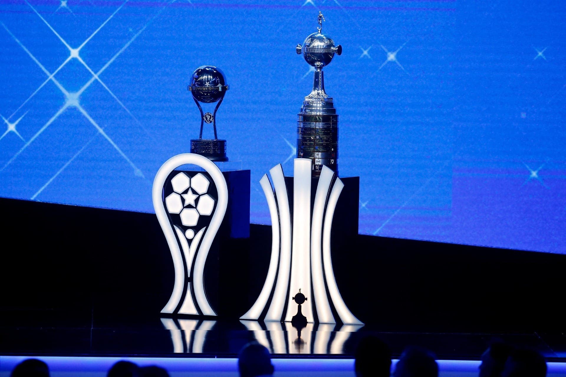 Libertadores e Sul-Americana com as taças expostas pela Conmebol