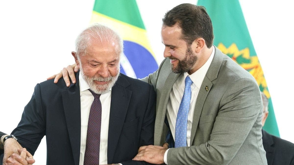 Lula ao lado de Dario Durigan, novo ministro da Fazenda
