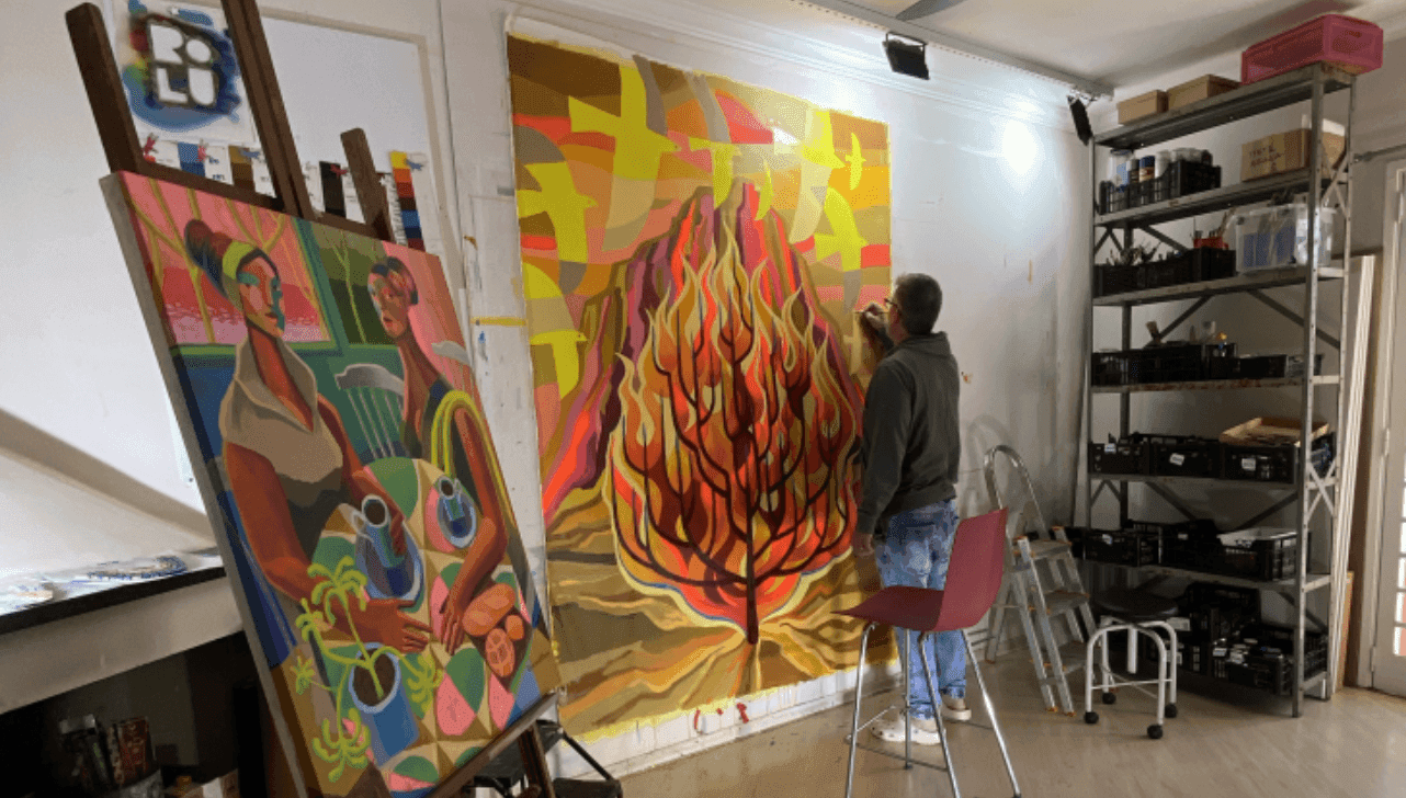 Mostra celebra 20 anos de carreira do artista campineiro com obras que exaltam a brasilidade e cores vibrantes no MACC
