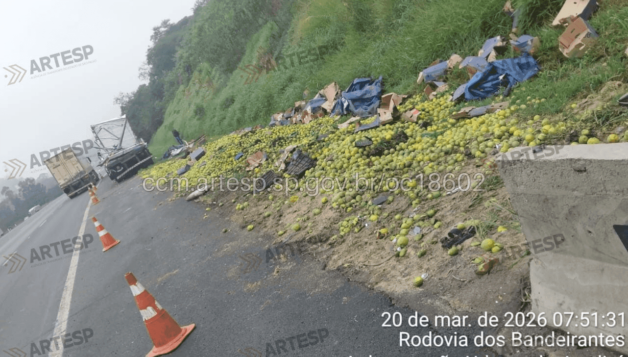 Por conta do impacto da batida, a carga derramou na pista