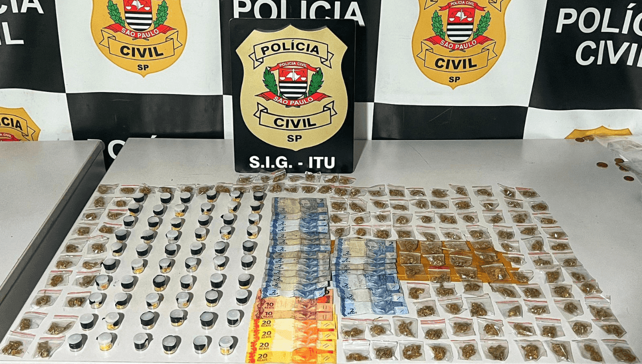 Porções de crack e maconha e dinheiro foram apreendidos na ação