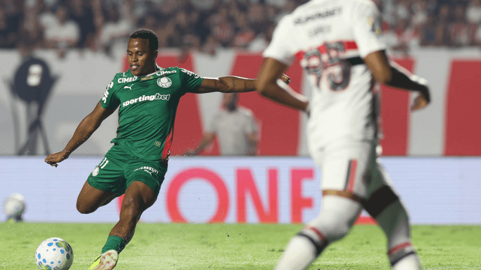 Arias marca, Palmeiras vence o São Paulo e fica na liderança do Brasileirão