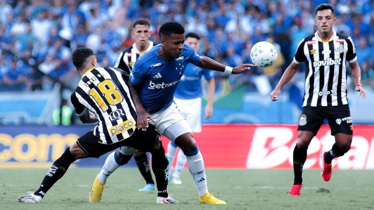 Cruzeiro x Santos: Arroyo e Igor Vinícius em disputa de bola