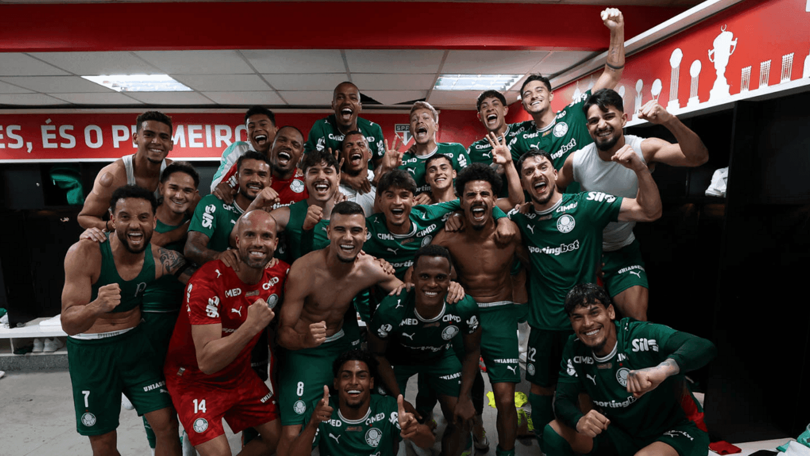 Jogadores do Palmeiras comemoram vitória sobre São Paulo