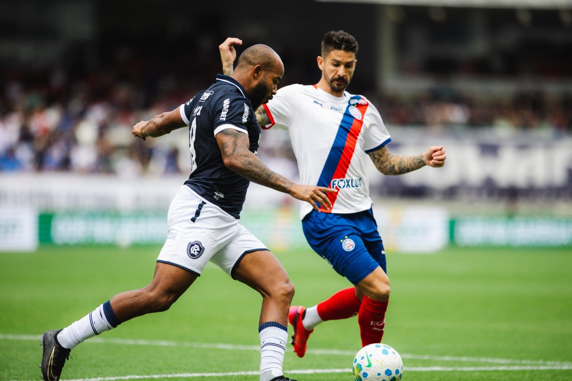 Patrick e Everaldo em disputa no jogo entre Remo e Bahia