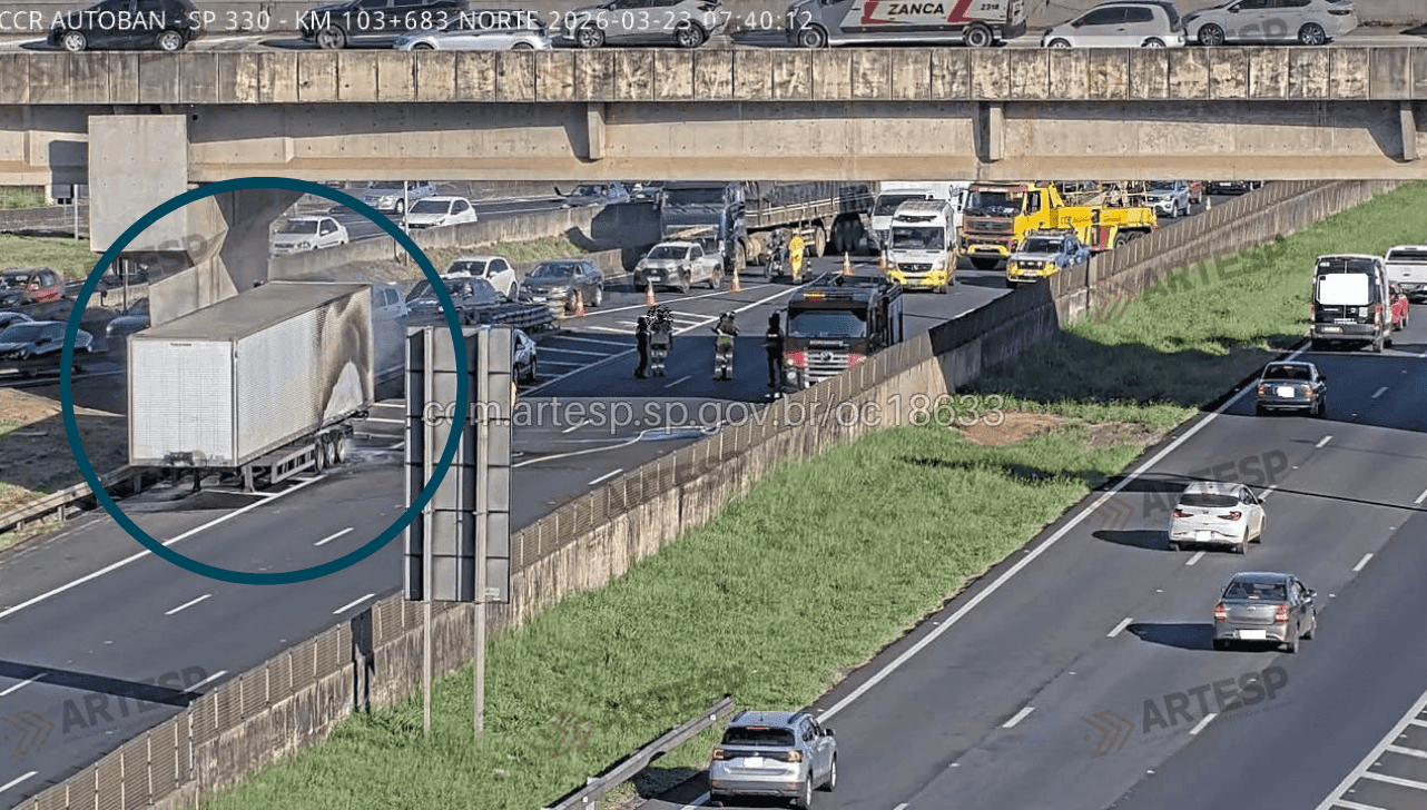 A carreta pegou fogo e bloqueou um trecho do local