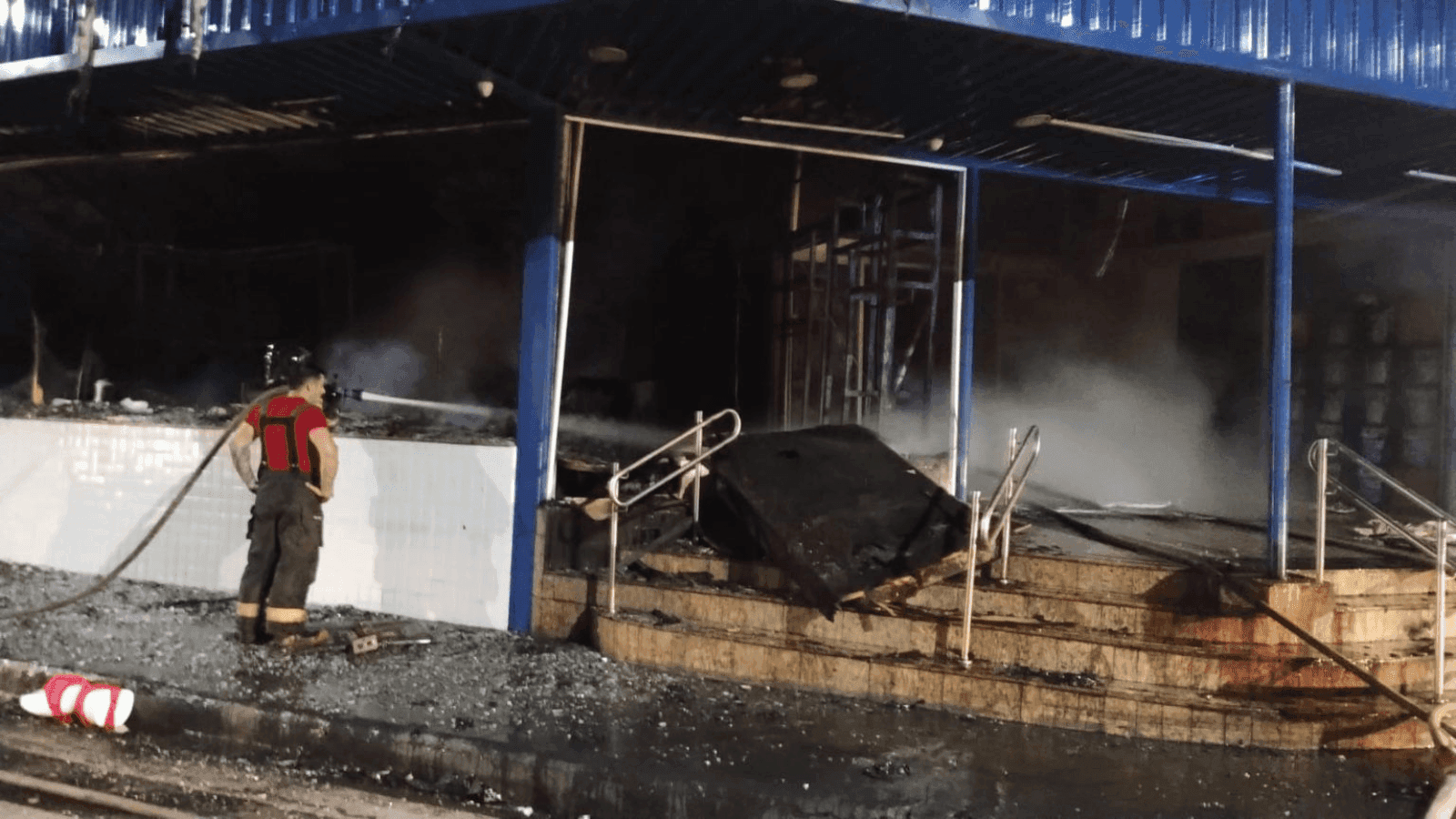 A suspeita é de que o fogo começou após problema na fiação elétrica