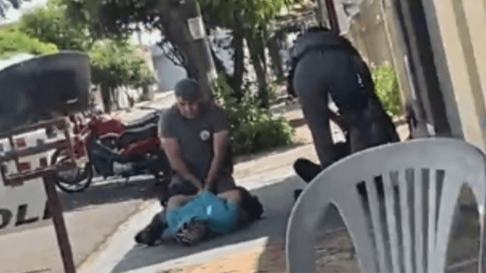 As suspeitas foram presas pouco tempo depois bebendo cerveja