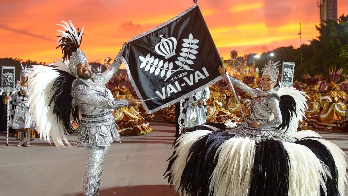 Casal de mestre-sala e porta-bandeira do Vai-Vai no Carnaval 2026
