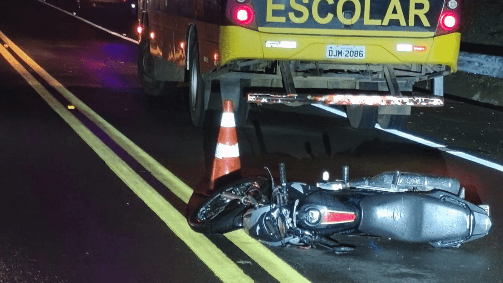 A vítima foi atropelada por um ônibus após cair na pista