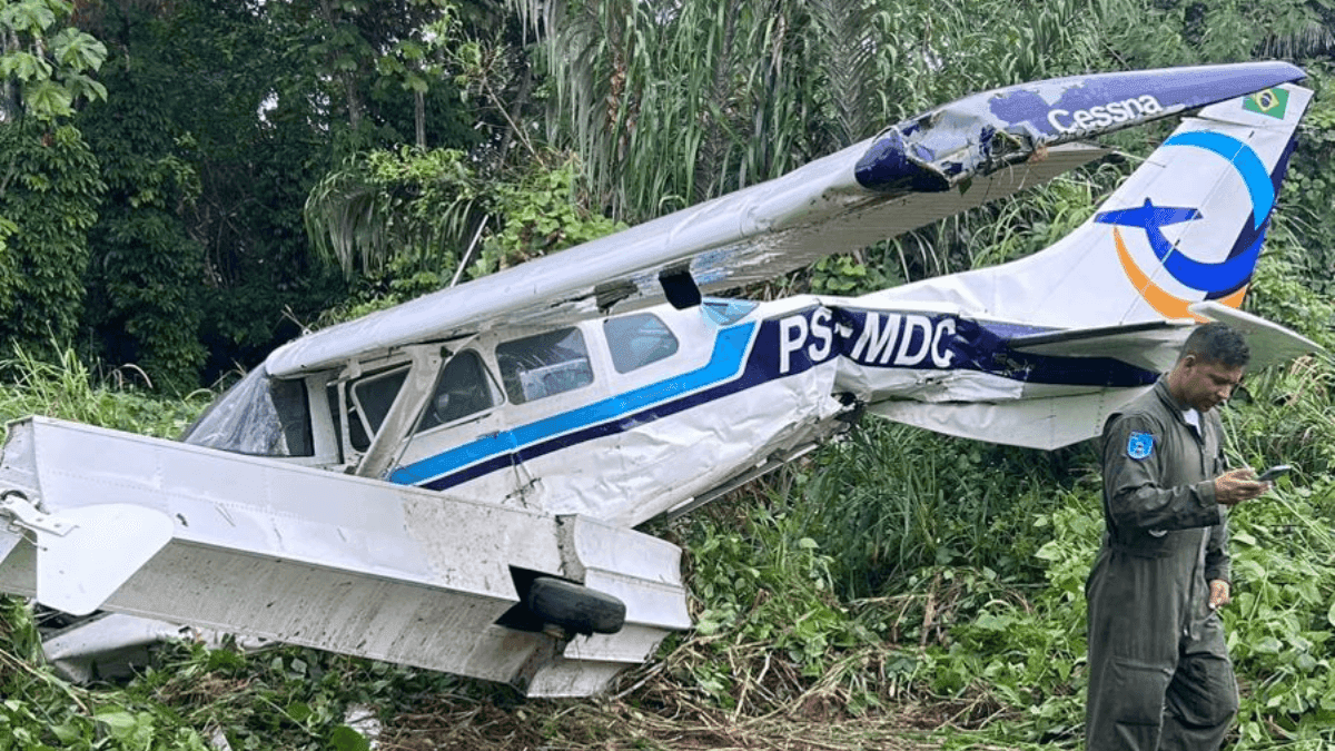 Avião perde controle e sai da pista durante decolagem no AM