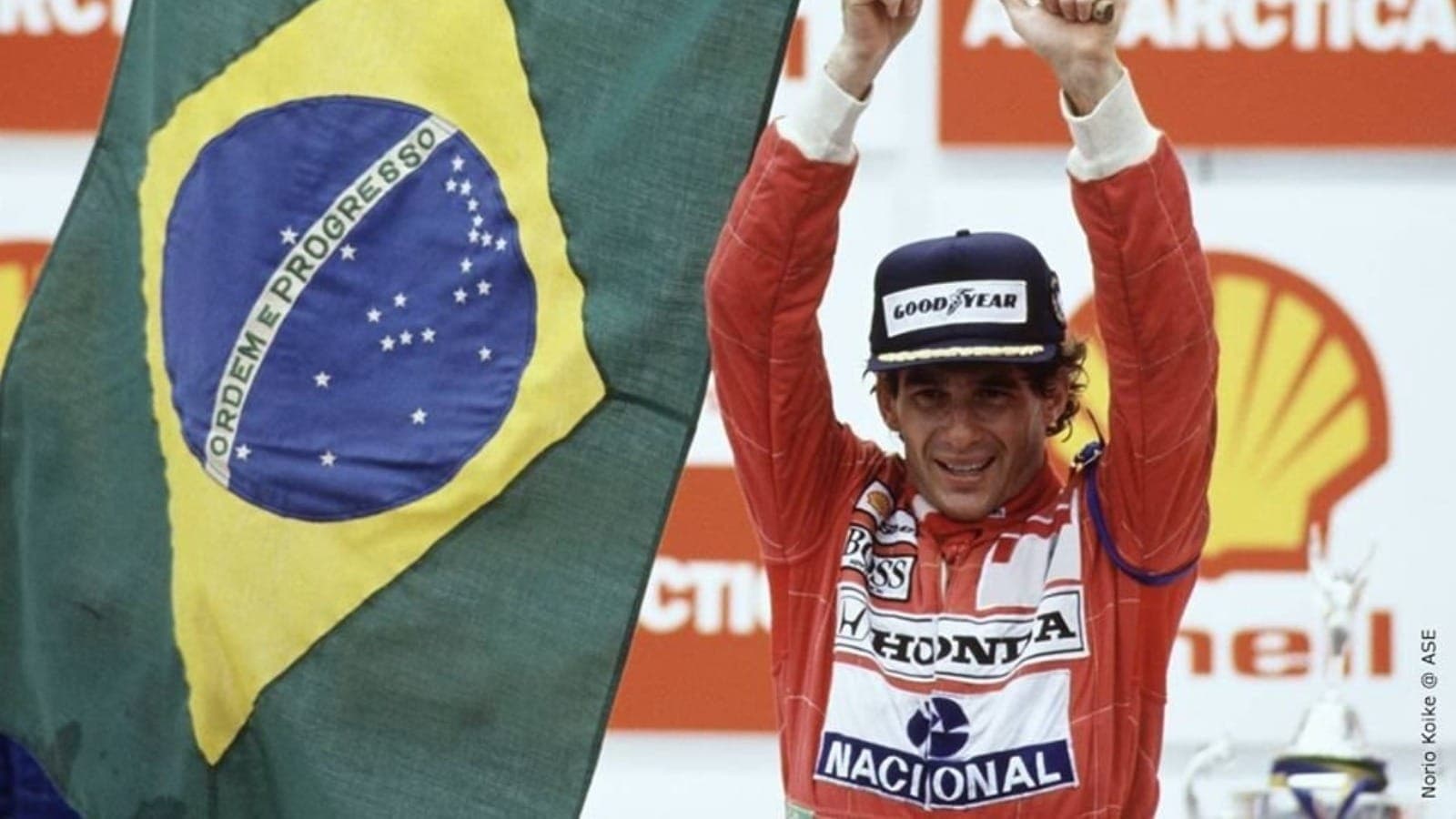 Esforço nas últimas voltas levou Senna à exaustão para sair do carro e celebrar no pódio